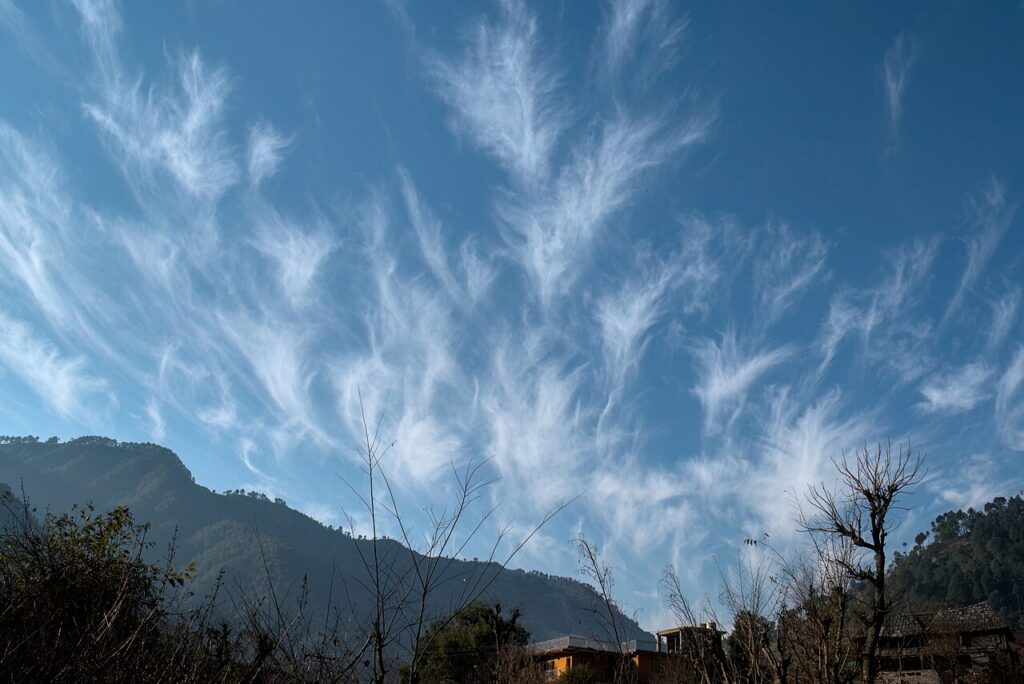 File:Cirrus uncinus clouds in the morning sky.jpg — illustrative image