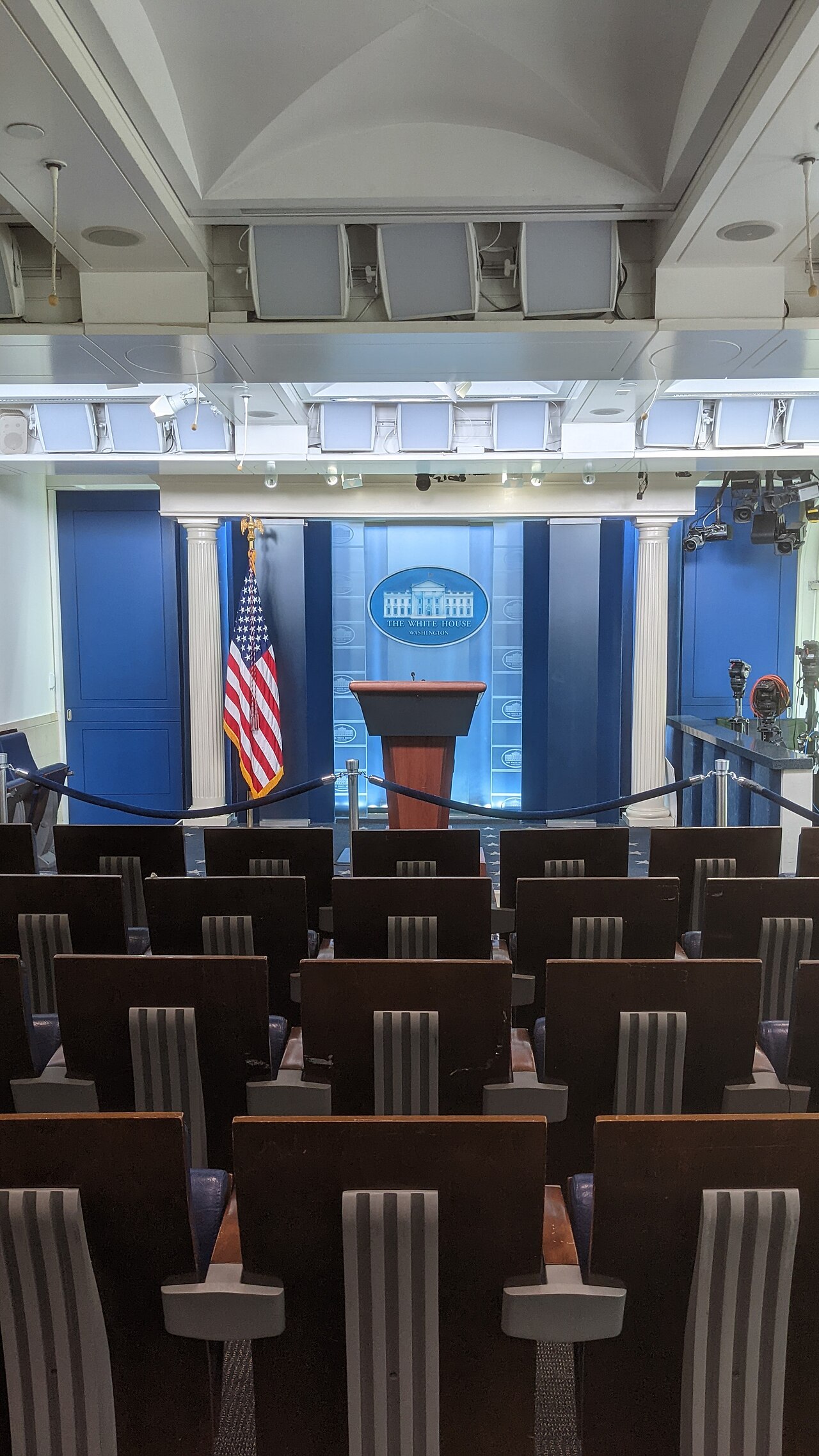 File:White House briefing room empty.jpg — illustrative image
