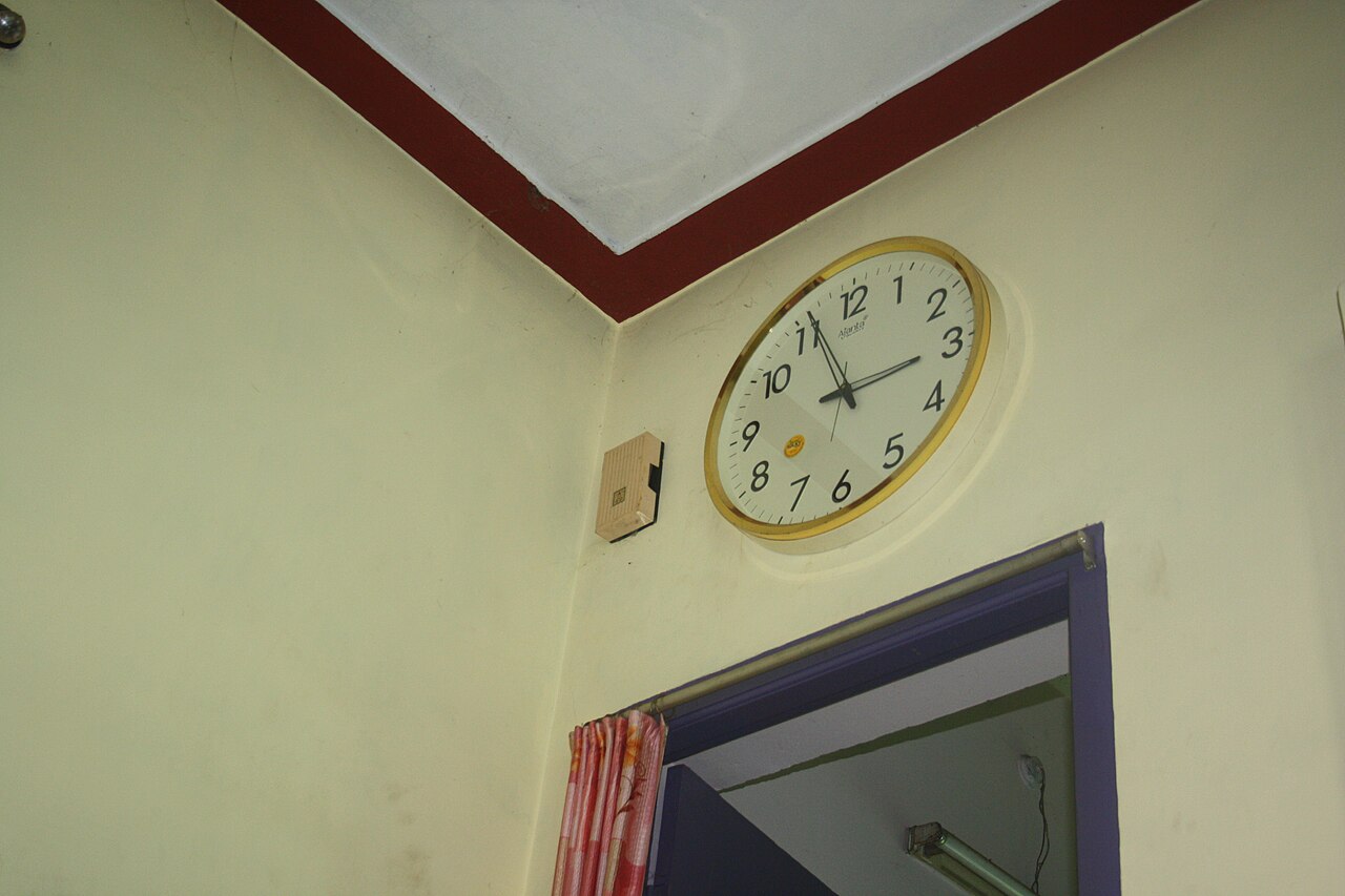 File:An analog clock.JPG — illustrative image