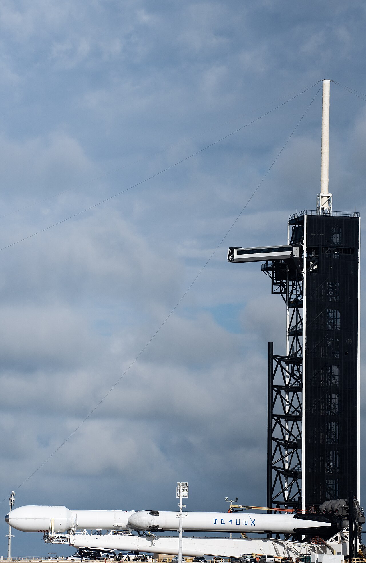 File:SpaceX Falcon Heavy on the Launch Pad.jpg — illustrative image