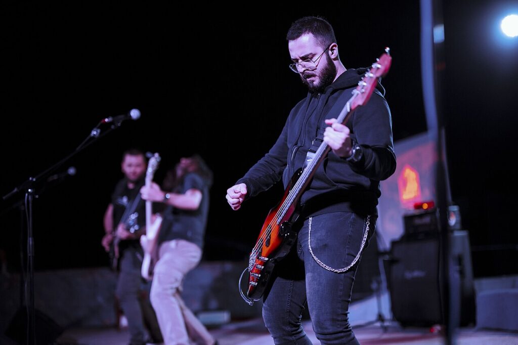 File:Band performs live music on stage during nighttime.jpg — illustrative image