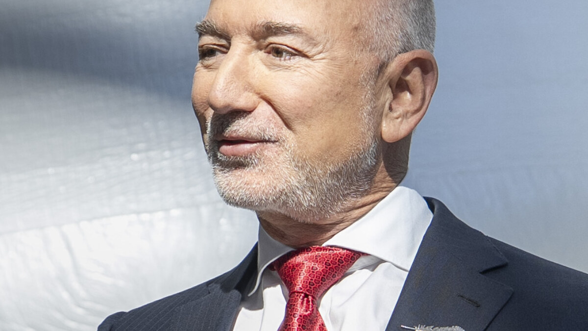 Amazon Founder Jeff Bezos Sells Millions in Shares Amid Tech Insider Selling