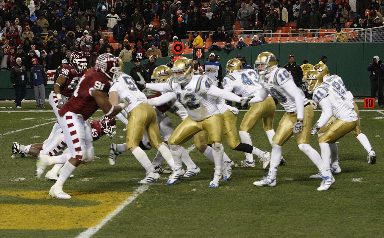File:2009 EagleBank Bowl - game action.jpg — illustrative image