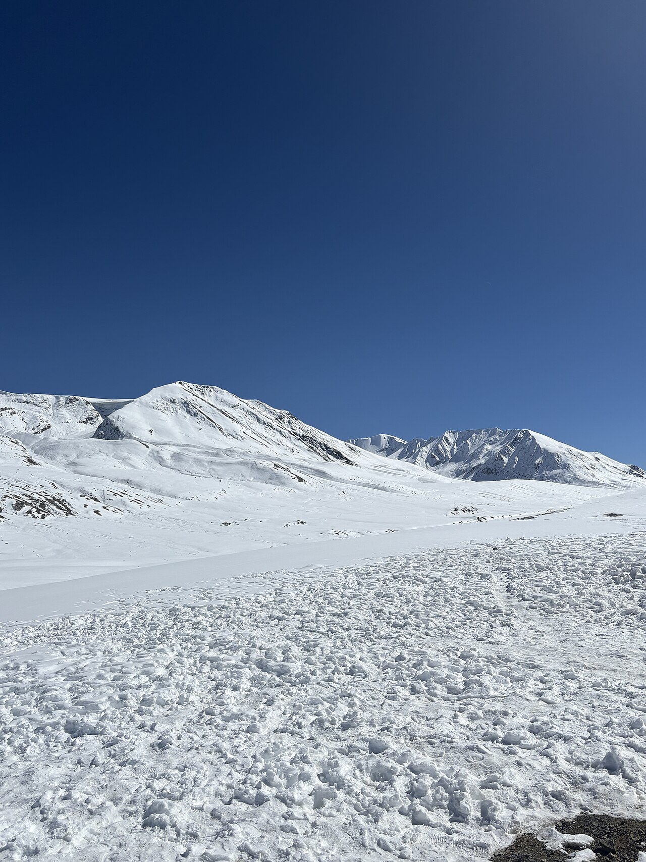 File:Expansive Snow-Covered Mountain Landscape in the Himalayas.jpg — illustrative image